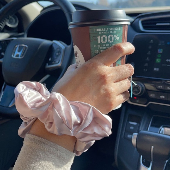 Très Silk - Large 100%Mulberry Silk Scrunchie @tressilkbrand - Picture 6 of 6